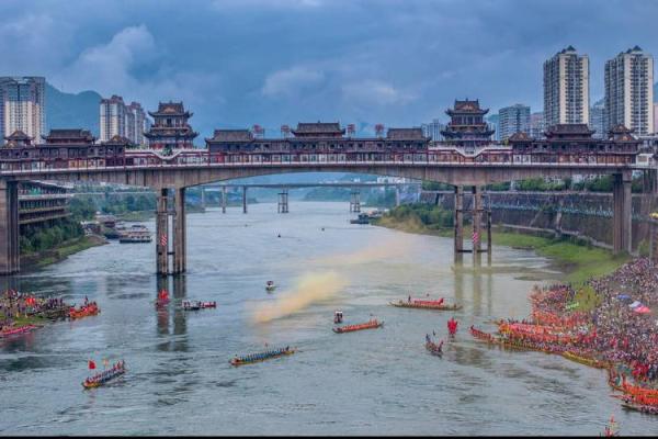 江南烟雨中，端午龙舟闹